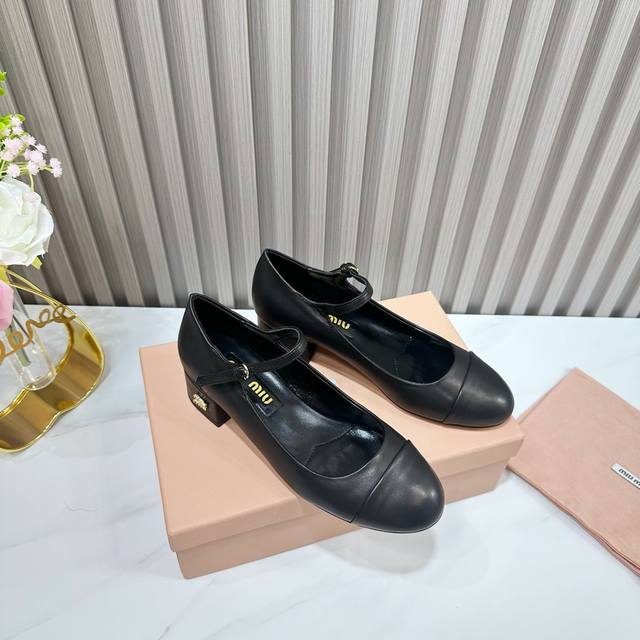 工厂 2024 新款新品 Miu Miu 全新超美装饰搭配,时尚淑女气质十足 双色拼接 又不乏美艳色彩,外侧附带弹力象巾 上脚非常方便意大利引进的原版楦头是最新